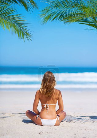 Téléchargez les photos : Détente totale à la plage. une jeune femme séduisante profitant de vacances à la plage - en image libre de droit