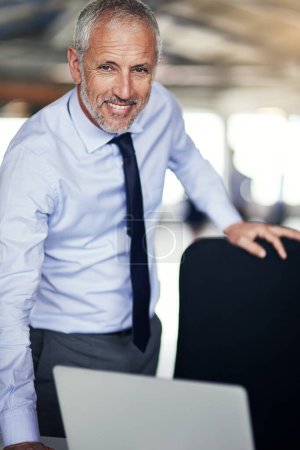 Foto de Tiene una mente de negocios. Retrato recortado de un hombre de negocios maduro parado en su oficina - Imagen libre de derechos