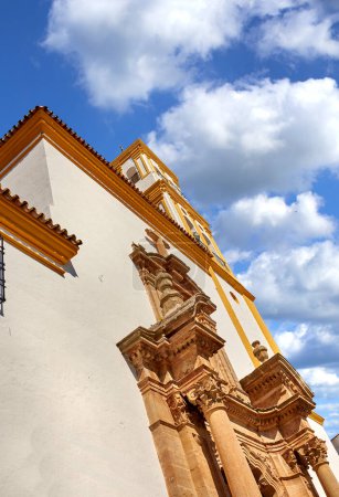 Téléchargez les photos : Frigiliana - la belle vieille ville d'Andalousie. Eglise moderne dans la vieille ville de Frigiliana, Andalousie, Espagne - en image libre de droit