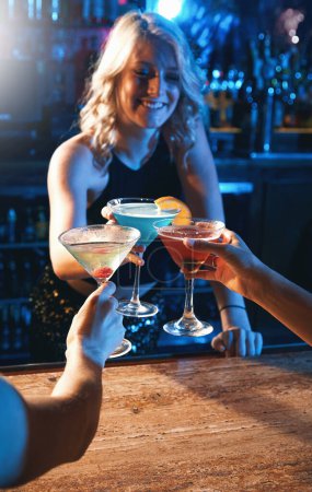 Foto de La fiesta ha comenzado. mujeres jóvenes tomando cócteles en un club nocturno - Imagen libre de derechos