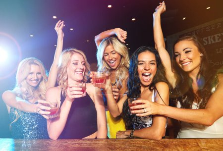 Téléchargez les photos : Je fais la fête. jeunes femmes buvant des cocktails dans une boîte de nuit - en image libre de droit