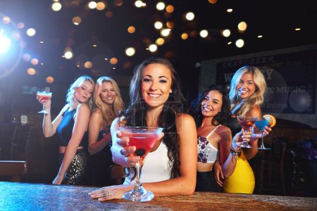 Foto de La última noche de chicas. mujeres jóvenes de fiesta en un club nocturno - Imagen libre de derechos