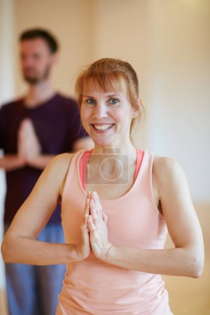 Foto de ¿Cuál es tu posición favorita? una mujer haciendo una clase de yoga - Imagen libre de derechos