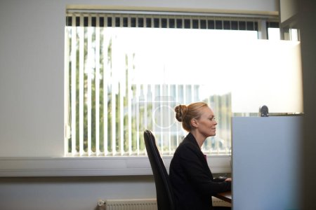 Foto de Trabajando con cero distracciones. una atractiva mujer de negocios usando su computadora de trabajo - Imagen libre de derechos