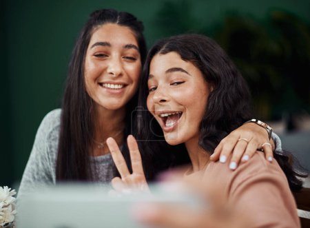 Téléchargez les photos : Selfies avec ma soeur préférée. jeunes sœurs prenant selfies ensemble dans un café - en image libre de droit