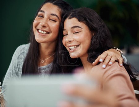 Téléchargez les photos : Premières sœurs, amies pour toujours. jeunes sœurs prenant selfies ensemble dans un café - en image libre de droit