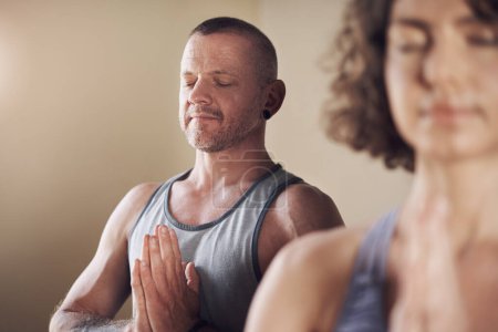 Téléchargez les photos : Ce que tu penses, tu le deviens. deux jeunes yogis debout ensemble et méditant avec leurs paumes ensemble après une séance de yoga intérieur - en image libre de droit