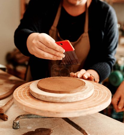 Foto de Todo lo que necesitas son las herramientas adecuadas. un artesano irreconocible que trabaja en un taller de cerámica - Imagen libre de derechos