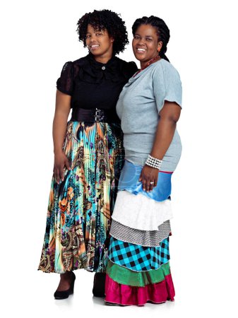 Téléchargez les photos : Sœur Power. Plan studio de deux femmes africaines debout sur un fond blanc - en image libre de droit