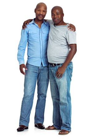 Téléchargez les photos : L'amour fraternel. Plan studio de deux hommes africains sur fond blanc - en image libre de droit