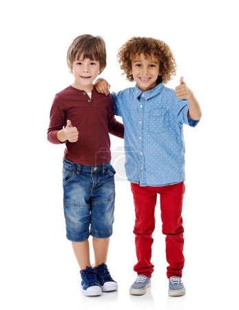 Foto de Buen tiro. Estudio de dos chicos lindos dándote pulgares sobre un fondo blanco - Imagen libre de derechos