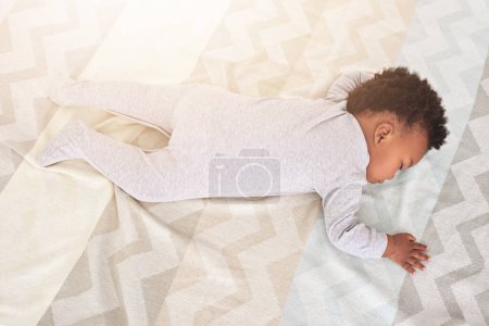 Téléchargez les photos : Vue de dessus, chambre et bébé dormant à la maison pour se reposer, faire la sieste et rêver dans la couverture de la crèche. Garde d'enfants, nouveau-né et au-dessus de mignon, enfant fatigué et africain au lit dormir pour le confort, se détendre et se calmer. - en image libre de droit