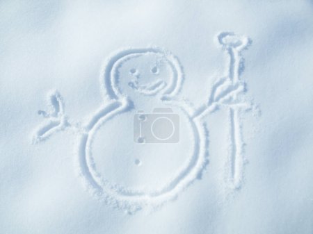 Téléchargez les photos : Bonhomme de neige dessinant dans la neige, l'hiver et la nature pour l'art, le froid et la créativité des vacances de Noël. Icône, symbole et signe avec magie, glace et gelée en plein air pour le gel artistique ou créatif vue de dessus. - en image libre de droit
