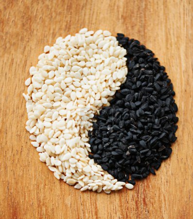Foto de Equilibra cada bocado. semillas dispuestas en la forma del símbolo yin yang - Imagen libre de derechos