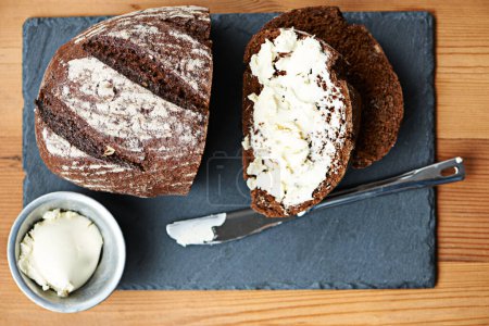 Téléchargez les photos : Ton pain et ton beurre. pain et beurre sur un comptoir de cuisine - en image libre de droit