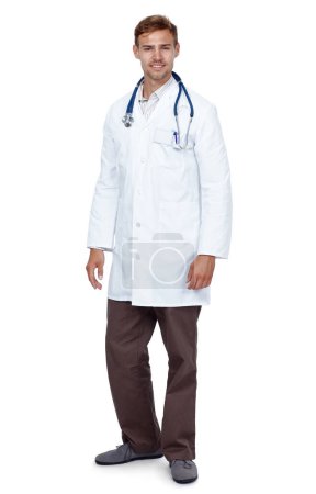 Foto de Puedes poner tu salud en sus capaces manos. Retrato de estudio de cuerpo entero de un joven médico aislado en blanco - Imagen libre de derechos
