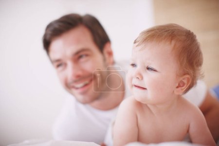 Foto de El amor de un padre. Un devoto padre joven pasando tiempo con su hija bebé en el interior - Imagen libre de derechos