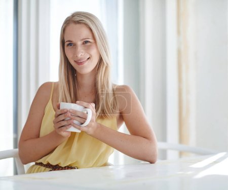 Foto de Disfrutando de una agradable mañana. una atractiva joven bebiendo un café en casa - Imagen libre de derechos