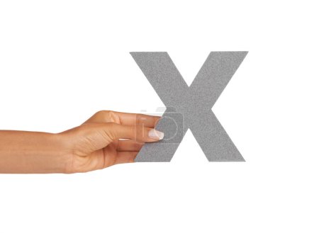 Foto de X marca esta imagen. Una joven sosteniendo una letra mayúscula X aislada sobre un fondo blanco - Imagen libre de derechos