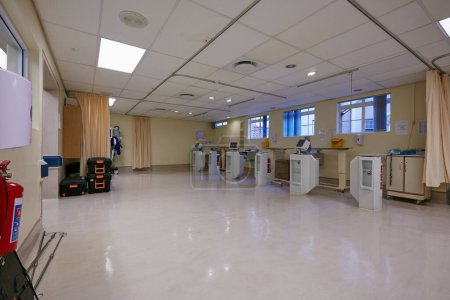 Foto de Limpio y organizado, tal como debería ser un hospital. una sala de hospital vacía - Imagen libre de derechos