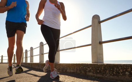 Téléchargez les photos : Tout exercice est mieux que pas d'exercice. deux personnes faisant du jogging sur la promenade - en image libre de droit