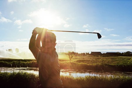 Foto de Entrando en acción. un hombre practicando su swing en el campo de golf - Imagen libre de derechos