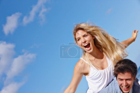 Foto de Me encanta el verano. una feliz pareja joven disfrutando de un paseo a cuestas al aire libre - Imagen libre de derechos