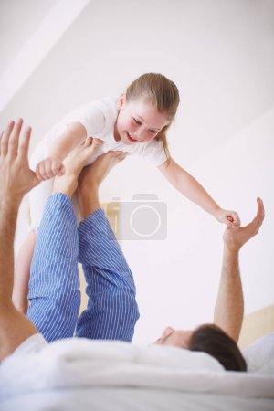 Téléchargez les photos : Monte-moi plus haut, papa. Un père affectueux jouant avec sa jeune fille - en image libre de droit
