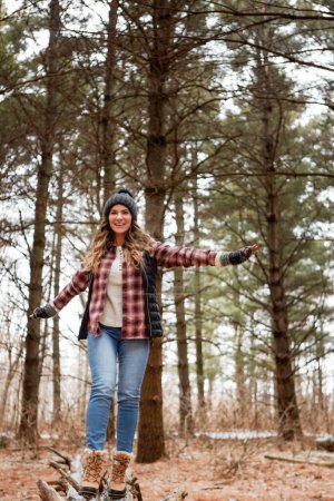 Téléchargez les photos : Laissez l'espoir et l'optimisme couler à travers vous. une jeune femme marchant sur un tronc d'arbre dans le désert pendant l'hiver - en image libre de droit