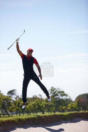 Foto de El mejor juego de la historia. un joven feliz jugando un juego de golf - Imagen libre de derechos