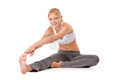 Téléchargez les photos : Rester en forme et en bonne santé. Plan complet d'une jeune femme faisant de l'exercice sur le sol isolé sur blanc - en image libre de droit