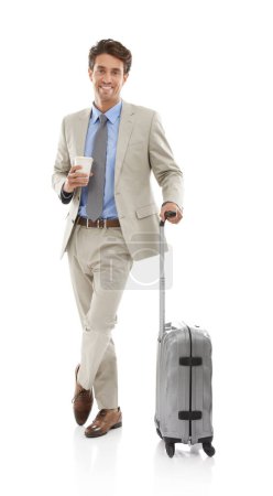 Téléchargez les photos : Voyageant léger. Portrait studio d'un jeune homme d'affaires avec une valise et café isolé sur blanc - en image libre de droit