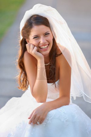 Foto de Nada de nervios del día de la boda para mí. una hermosa novia riendo en su gran día - Imagen libre de derechos