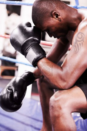 Foto de La derrota es sólo temporal. Un boxeador tomando un momento después de perder una pelea - Imagen libre de derechos