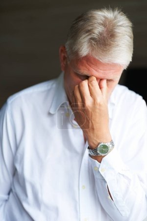 Téléchargez les photos : Lundi bleu. un homme âgé regardant stressé sur un fond sombre - en image libre de droit