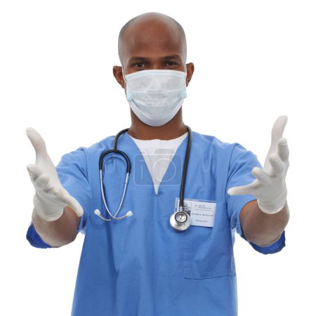 Foto de Protegido contra gérmenes. Un cirujano africano con sus guantes y uniformes quirúrgicos - Imagen libre de derechos