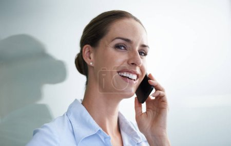 Foto de Tomando una llamada personal. Una atractiva joven empresaria usando su celular - Imagen libre de derechos