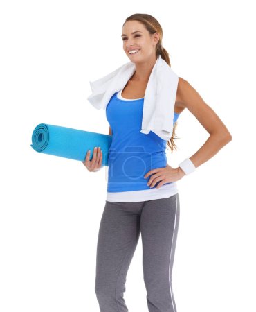 Téléchargez les photos : Pilates l'aide à rester en forme. Fit jeune femme tenant un tapis de pilates avec un sourire - isolé sur blanc - en image libre de droit