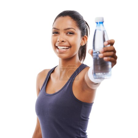 Téléchargez les photos : Prends un peu de ça. Une jeune femme vous montrant une bouteille d'eau après une séance d'entraînement énergisante - en image libre de droit