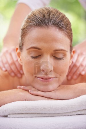 Téléchargez les photos : Elle est sur la route de la détente totale. une femme dans un spa de jour relaxant sur une table de massage - en image libre de droit