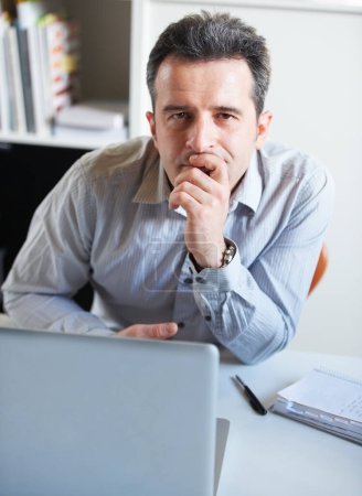 Téléchargez les photos : J'ai besoin d'une pause... Portrait d'un homme d'affaires épuisé assis devant son ordinateur portable à son bureau - en image libre de droit