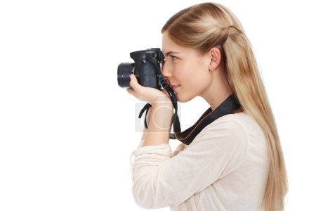 Téléchargez les photos : Clique. Studio photo d'une belle jeune femme prenant des photos avec son appareil photo sur un fond blanc - en image libre de droit