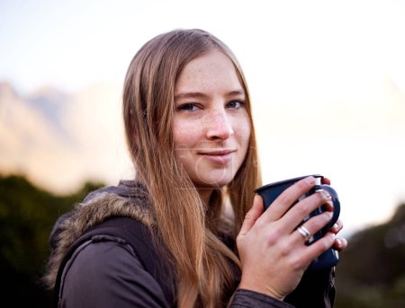 Téléchargez les photos : Profiter d'un café dans les montagnes. une jolie jeune femme dégustant une boisson chaude lors d'une randonnée - en image libre de droit