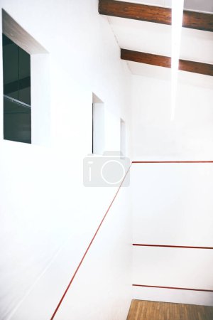 Foto de Iluminando el camino hacia sus objetivos. una cancha de squash vacía - Imagen libre de derechos