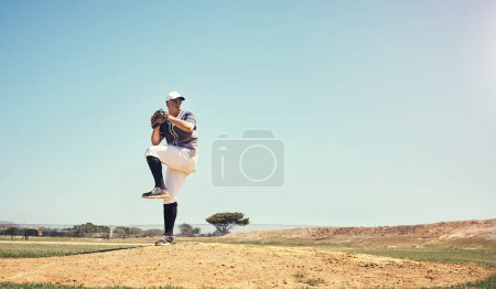 Foto de Justo cuando pensabas que habías visto lo mejor. un joven lanzando una pelota durante un partido de béisbol - Imagen libre de derechos