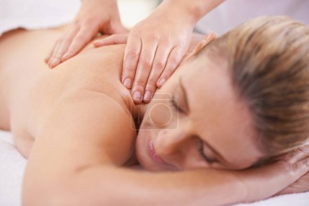 Téléchargez les photos : Elle en avait besoin. une femme dans un spa de jour relaxant sur une table de massage - en image libre de droit