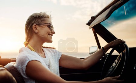 Téléchargez les photos : Profitez de l'été avant sa fin. une jeune femme heureuse profitant d'un road trip estival - en image libre de droit