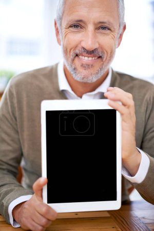 Foto de Imagina tu página web aquí. Un retrato recortado de un hombre de negocios feliz mostrando una tableta con una pantalla en blanco - Imagen libre de derechos