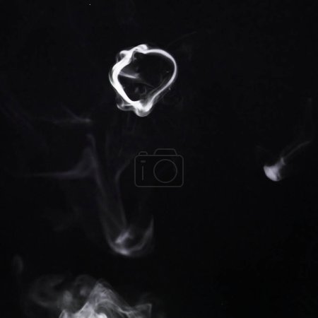 Foto de Niebla de humo, png y anillo de cigarrillos con la contaminación abstracta remolino con textura de nube. Patrón de niebla y vapor en el aire con fondo aislado y transparente, fumar e incienso con movimiento. - Imagen libre de derechos