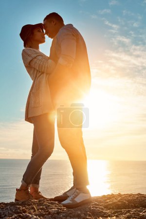 Téléchargez les photos : Quelle belle fin à un grand rendez-vous. un jeune couple heureux partageant un moment romantique en plein air - en image libre de droit